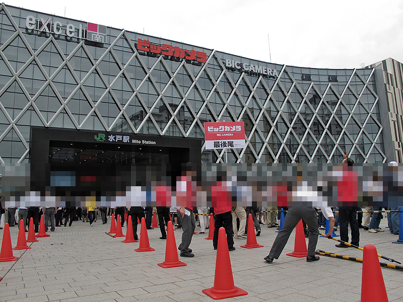 <b>10時の開店を前に約2,000人が列を作った</b>