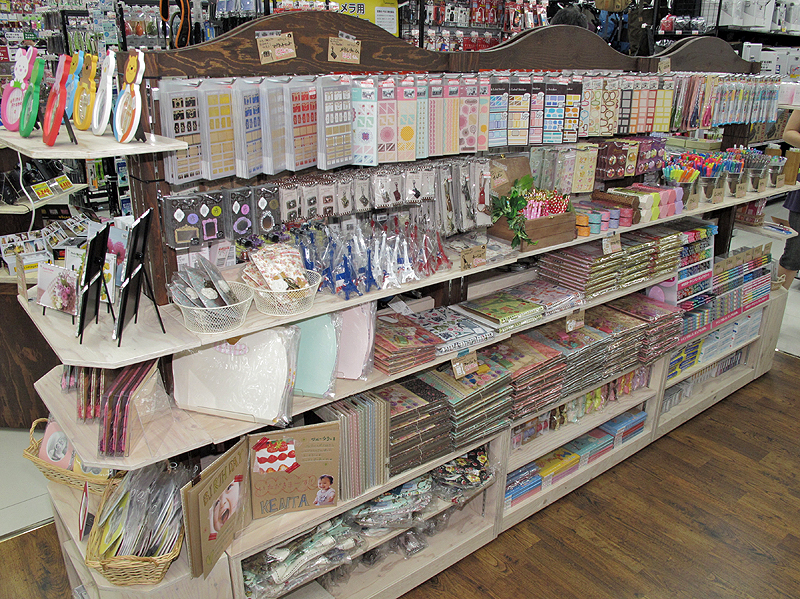 <b>女性向けのアルバムのほか、マスキングテープやシールなども多い</b>