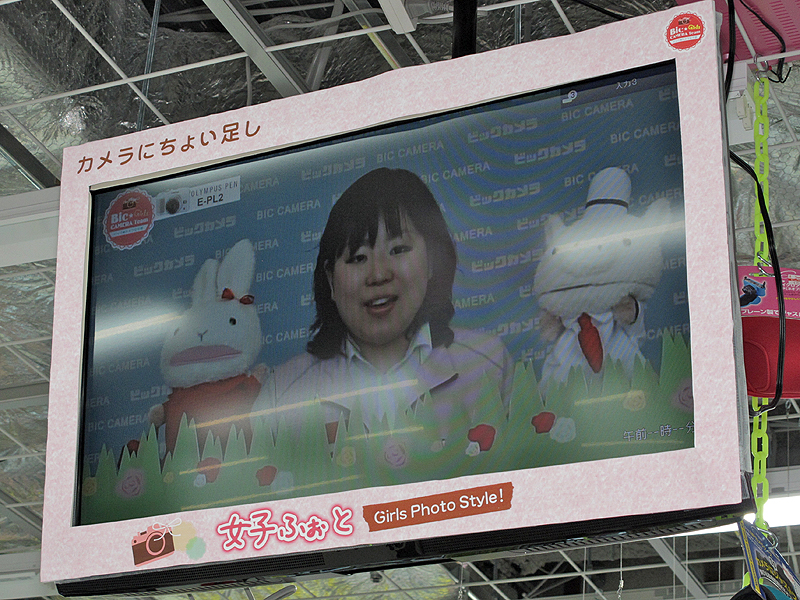 <b>女子向けにカメラの解説を行なう映像も流していた</b>