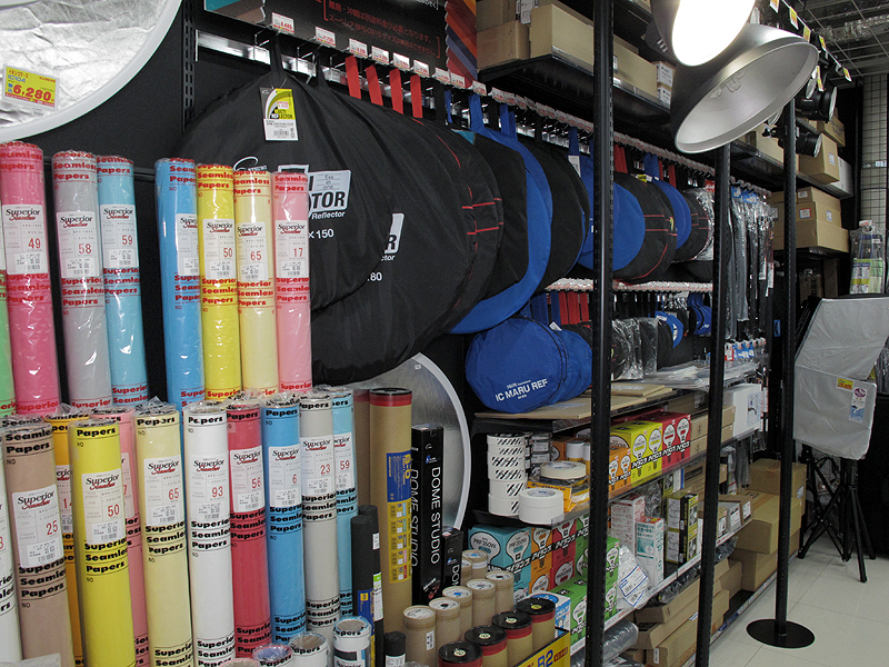 <b>バック紙や照明などのスタジオ用品も</b>