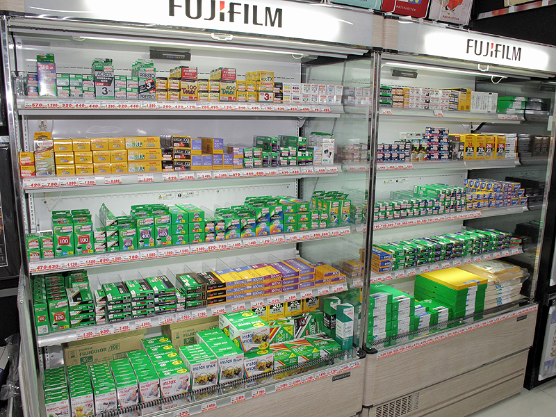 <b>フィルム、印画紙、薬品なども扱っている</b>