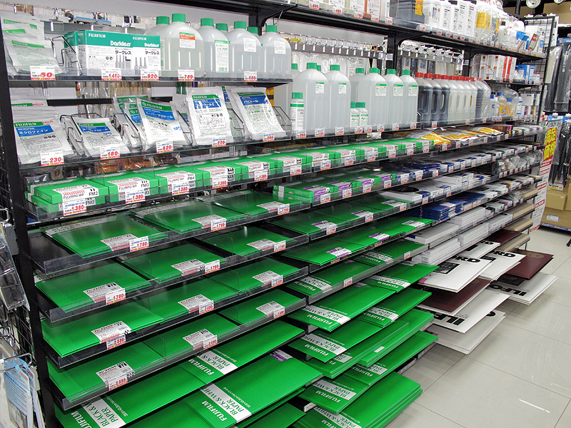 <b>フィルム、印画紙、薬品なども扱っている</b>