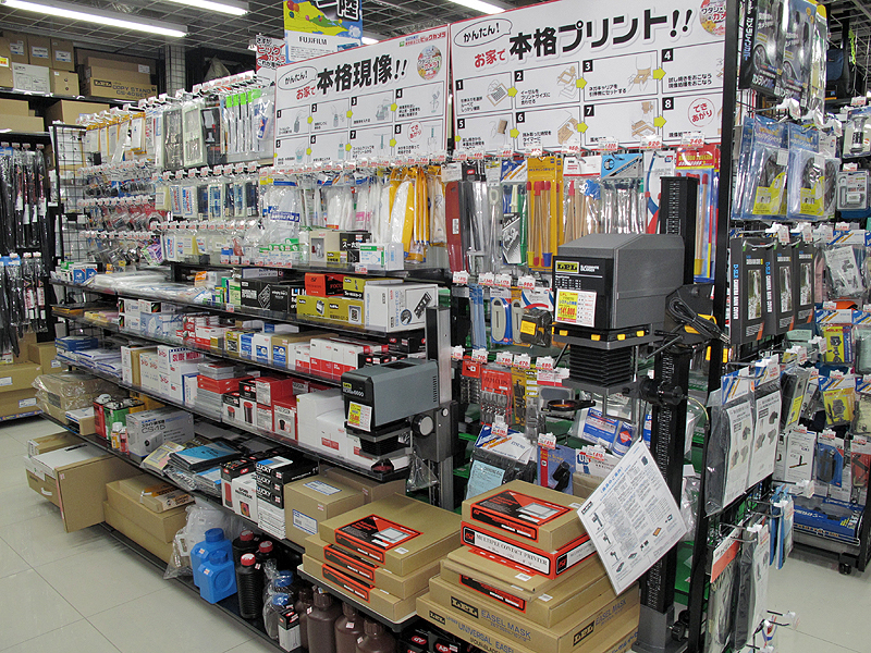 <b>引き伸ばし機などの暗室用品も取り揃えた</b>