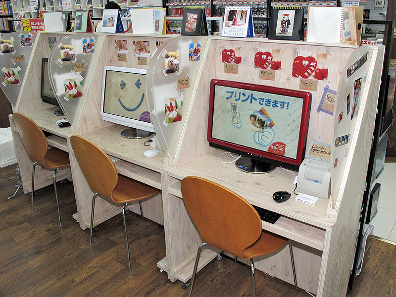 <b>セルフプリント端末も多数揃えた</b>