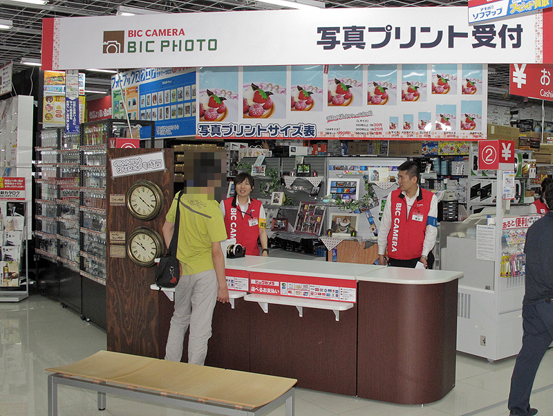 <b>カメラ売り場に隣接する形で写真プリントの受付コーナーを設置</b>