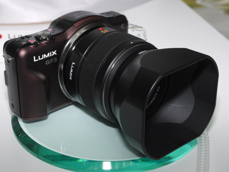 <b>付属のフードを装着</b>