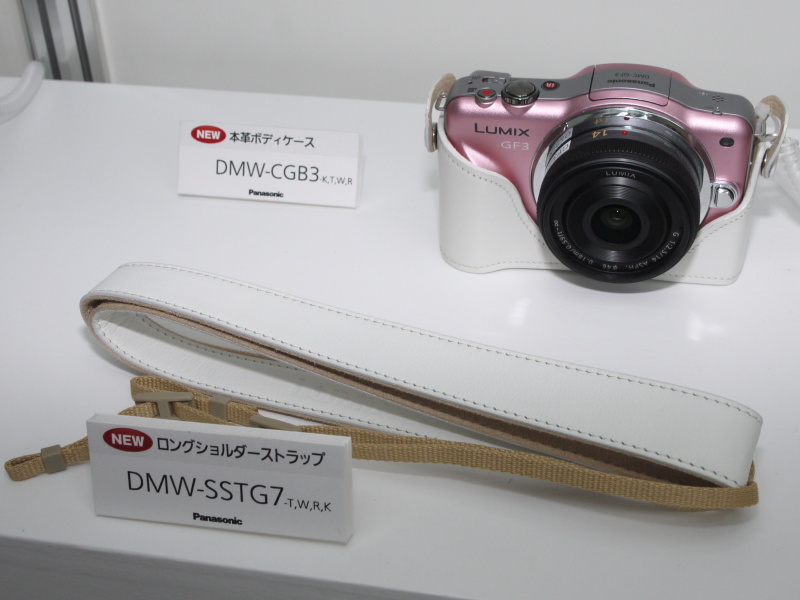 <b>ストラップやケースも展示。組み合わせを試せる</b>