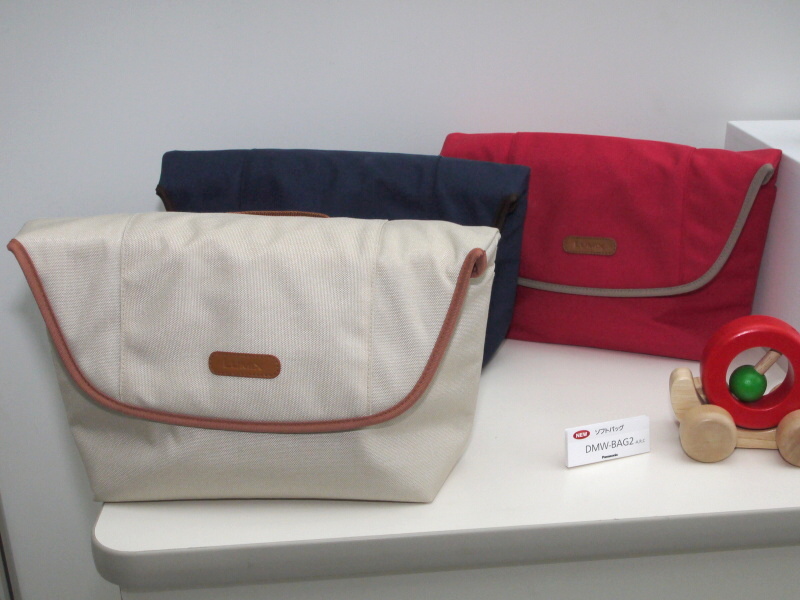 <b>3色展開のソフトバッグも同時発表の新製品。DMC-G3でも使える</b>