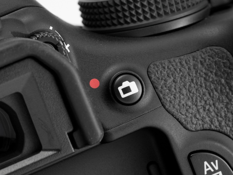 <b>【EOS Kiss X5】ライブビュー撮影/動画撮影ボタンは右手親指で押しやすい位置にある</b>