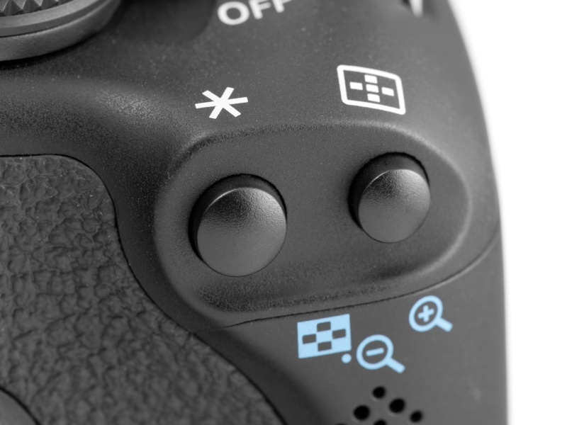 <b>【EOS Kiss X5】右がAFフレーム（測距点）選択ボタン、左はAEロックボタン。カスタム機能でAEロックボタン押しによる“親指AF”も可能だ</b>