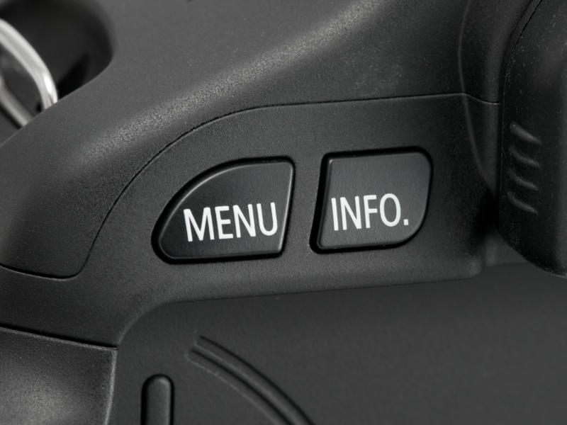 <b>【EOS Kiss X5】背面左手側上部にMENUボタンとINFO.ボタン。後者は再生表示などの切り替えに利用する</b>