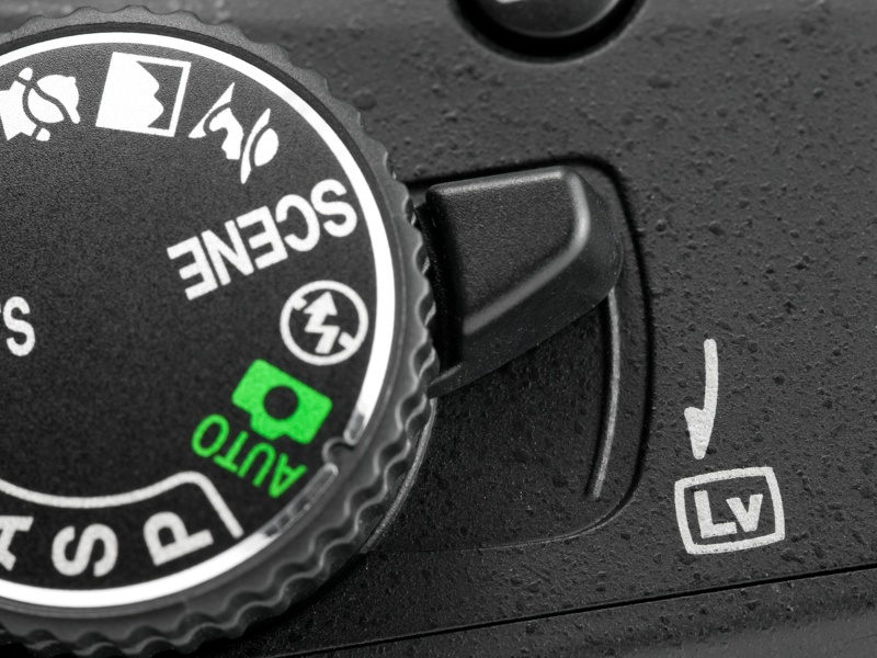 <b>【D5100】モードダイヤル基部にあるライブビュースイッチ。操作しやすい位置にあるので、用もないのについ触ってしまう（電池の無駄遣い）</b>