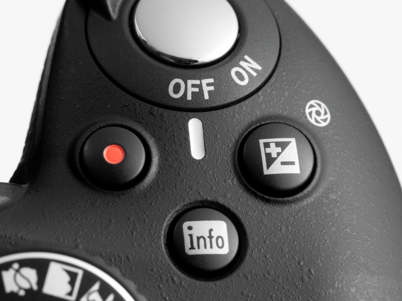 <b>【D5100】シャッターボタンのそばに露出補正ボタン、動画撮影ボタン、インフォボタンがある</b>