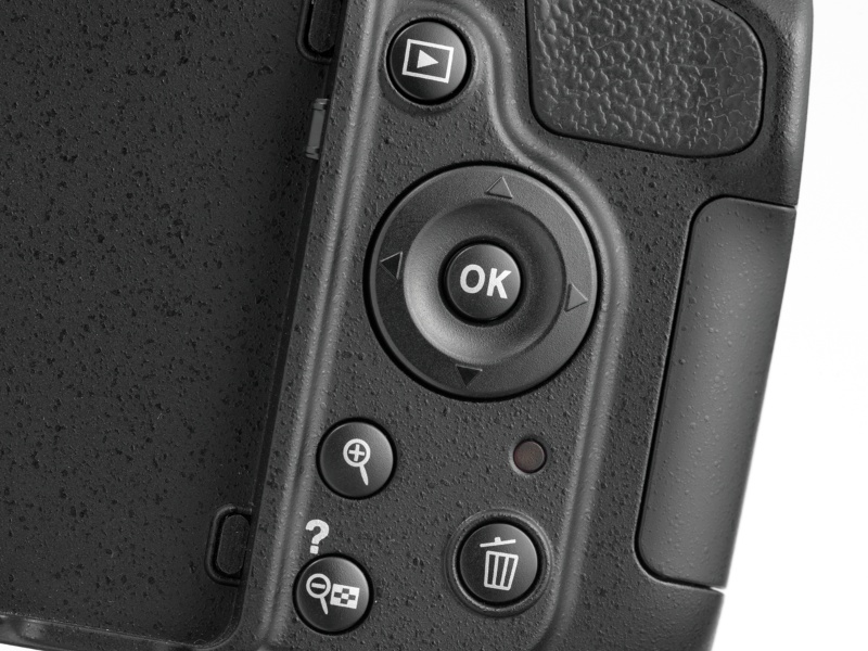 <b>【D5100】背面右手側の操作部。十字キー（マルチセレクター）は単独操作で測距点の選択が可能だ</b>