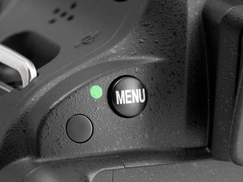 <b>【D5100】背面左手側肩にはMENUボタンがある。その左側の丸いのは背面用のリモコン受光部（前面にもある）。レリーズ代わりに使うにはとても便利</b>