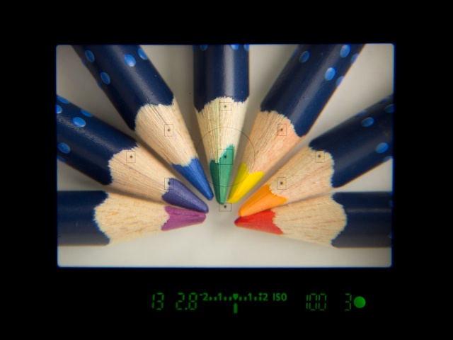 <b>【EOS Kiss X5】視野率は約95%で倍率は0.85倍相当。露出のバーグラフは常時表示だ</b>