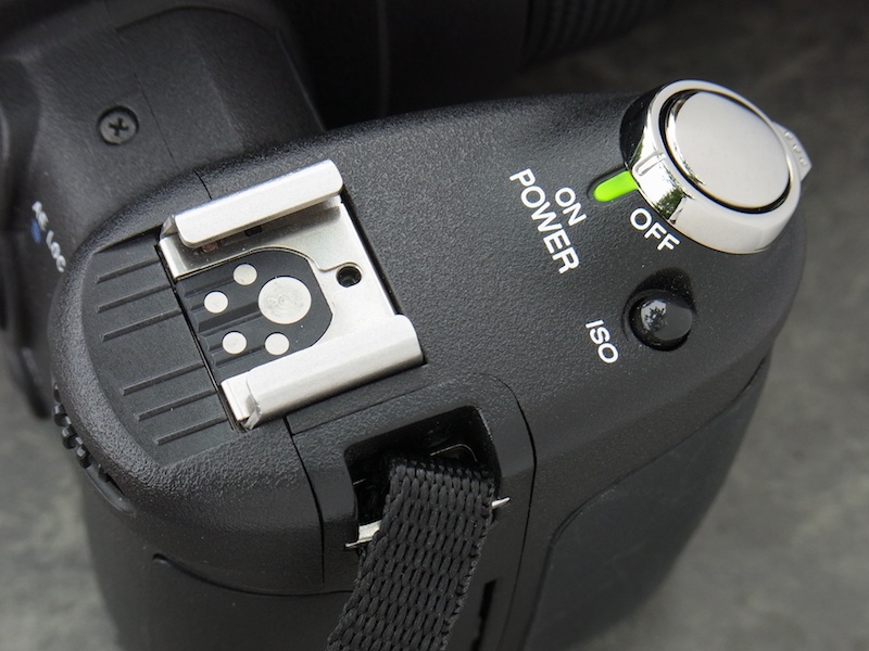 <b>液晶モニターを上にしてフリーアングル液晶モニターを本体に畳むと、何となくペンタックスZ-1を彷彿とさせる姿に。グリップ部に配置されたアクセサリーシューとかもZ-1っぽいゾ</b>