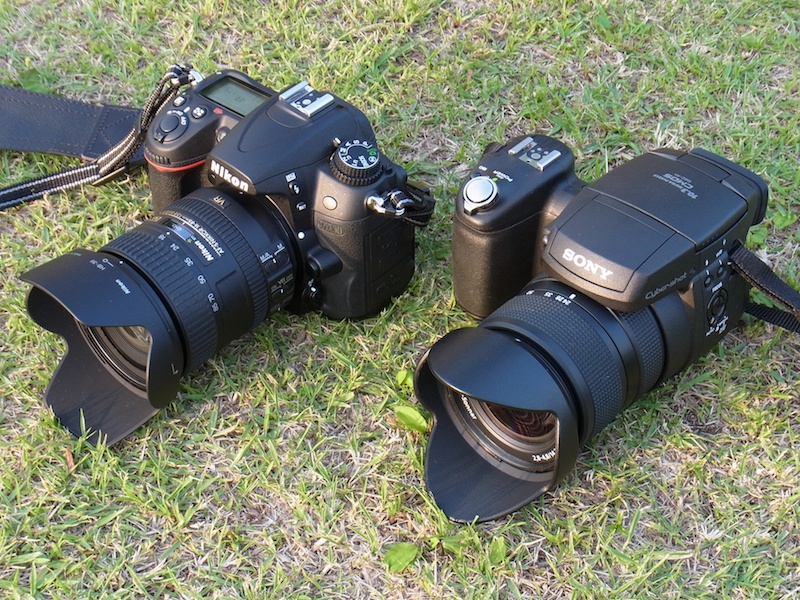 <b>ズームレンズの画角が近いということで「AF-S DXニッコール16-85mmF3.5-5.6G ED VR」を装着したニコンD7000と並べてみた。負けてません! ええ、むしろ勝ってるくらいですヨ、モノとしての存在感は!!</b>