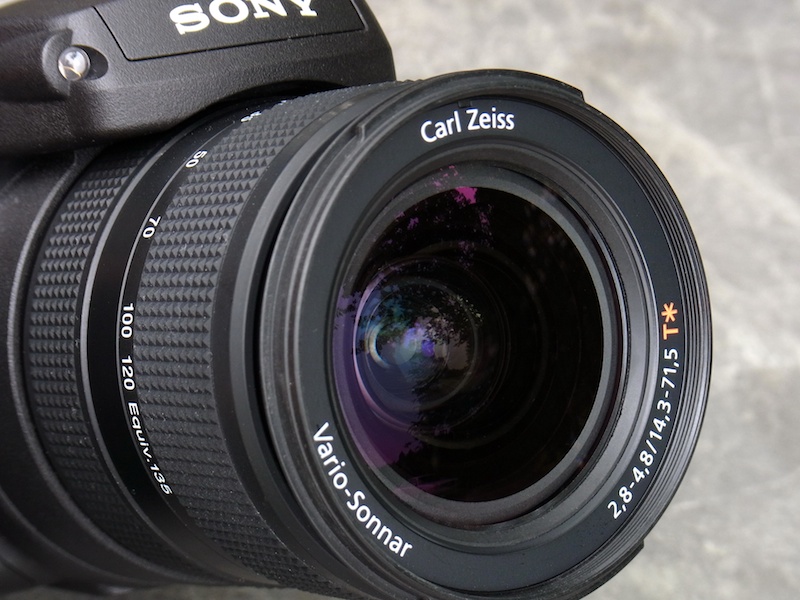 <b>カールツァイスブランドの光学5倍ズームレンズを搭載。燦然と輝く赤い「T*」マークも誇らしい</b>