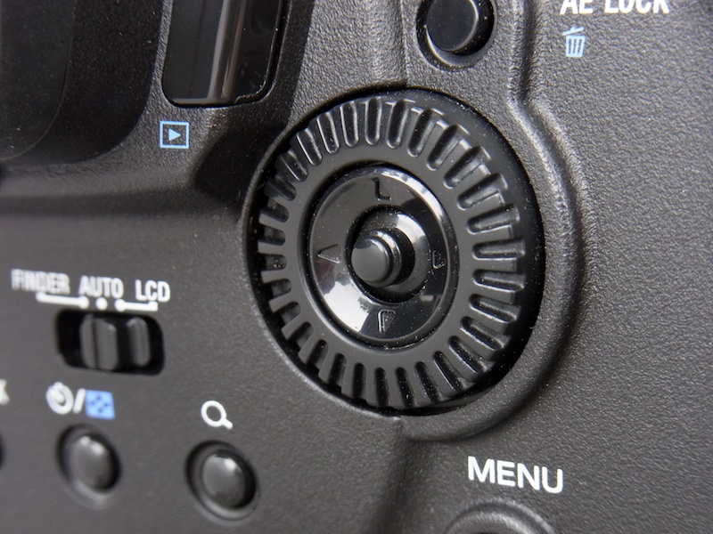 <b>中央にはマルチセレクター（上下左右とセンタープッシュ）、その周囲にはサブコマンドダイヤルが配置されている。露出補正はコマンドダイヤルでダイレクトに行なえる</b>