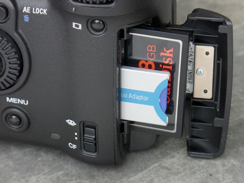 <b>メモリースティックとCFのダブルスロット。どちらのメディアに記録するかは、背面の右下にあるスイッチで切り替える</b>