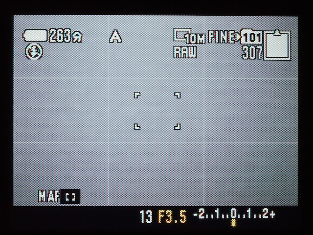 <b>FOCUSスイッチがオートやマクロの状態で、マルチセレクターをセンタープッシュするたびに「マルチポイントAF」、「中央重点AF」、「フレキシブルスポットAF」と、AF測距枠が切り替わる。また、フレキシブルスポットAF時には、マルチセレクターの上下左右操作で、測距枠を自由に移動させられる（MF時にも有効）</b>