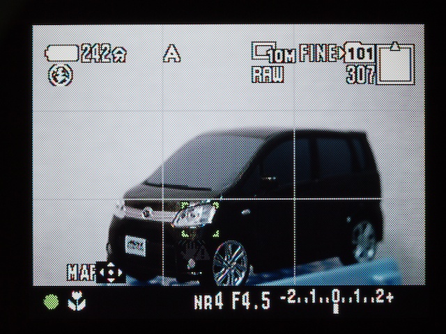 <b>「フレキシブルスポットAF」で、マルチセレクターを操作すると、測距枠を移動する</b>