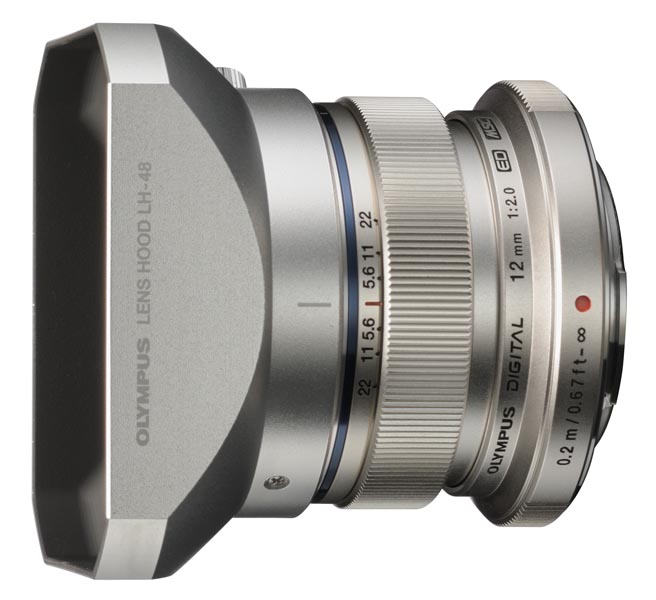 <b>M.ZUIKO DIGITAL ED 12mm F2。別売の金属製フードLC-48を装着</b>