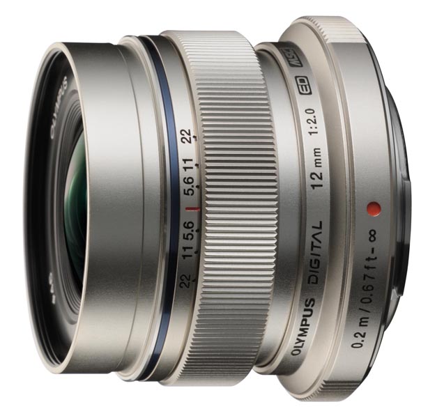 <b>左がAF時、右がMF時。フォーカスリングを引くとMFになり、距離目盛が現れる</b>