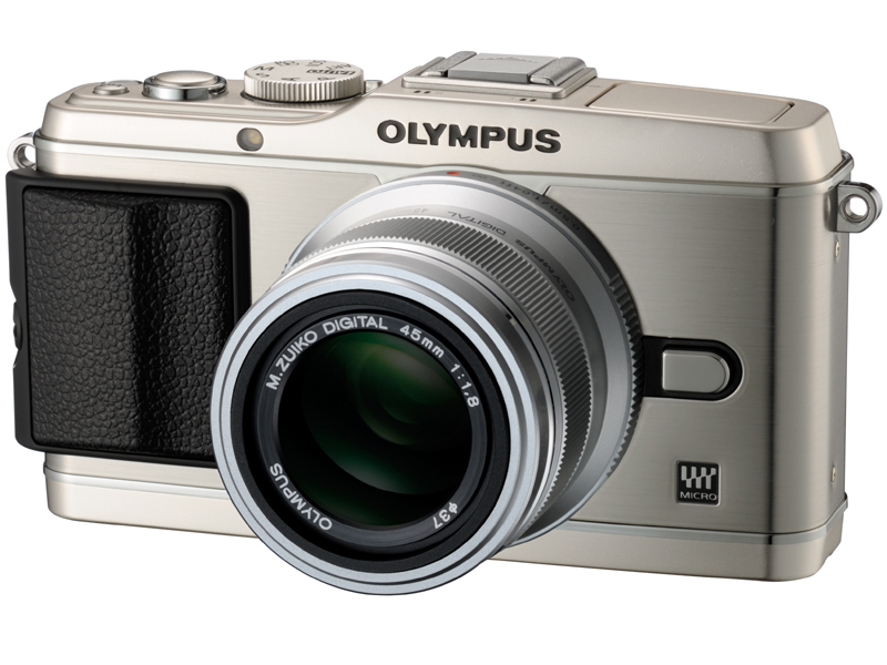 <b>シルバー。M.ZUIKO DIGITAL 45mm F1.8（同時発表）を装着</b>