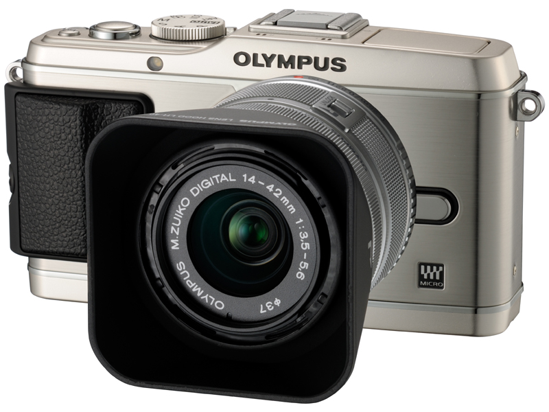 <b>M.ZUIKO DIGITAL 14-42mm F3.5-5.6 II R（同時発表）とフードを装着</b>