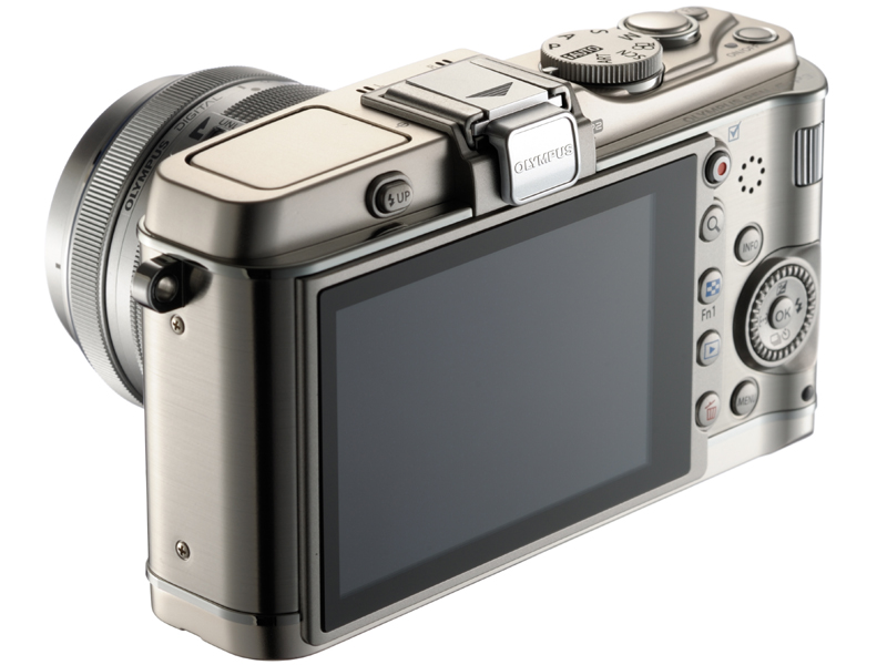 <b>シルバー。M.ZUIKO DIGITAL 14-42mm F3.5-5.6 II Rを装着</b>