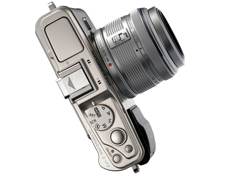 <b>シルバー。M.ZUIKO DIGITAL 14-42mm F3.5-5.6 II Rを装着</b>