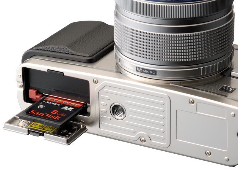 <b>記録メディアおよびバッテリー室</b>