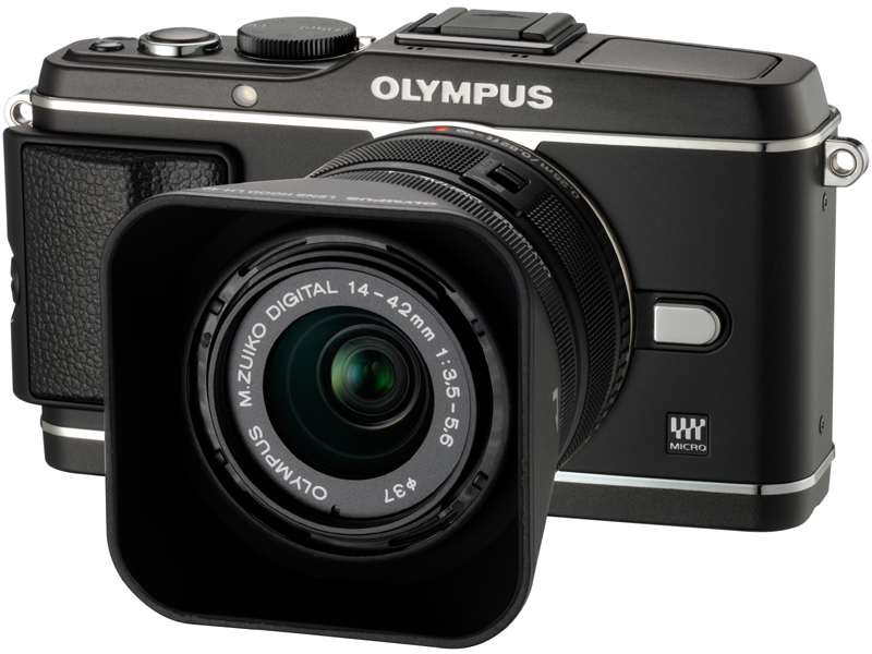 <b>M.ZUIKO DIGITAL 14-42mm F3.5-5.6 II Rとフードを装着したところ</b>