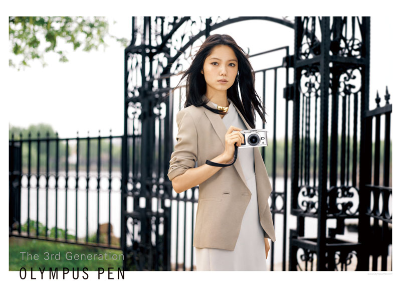 <b>OLYMPUS PEN E-P3 CMイメージカット。CMキャラクターは引き続き宮崎あおいさん（“崎”は本来異なる漢字です）</b>