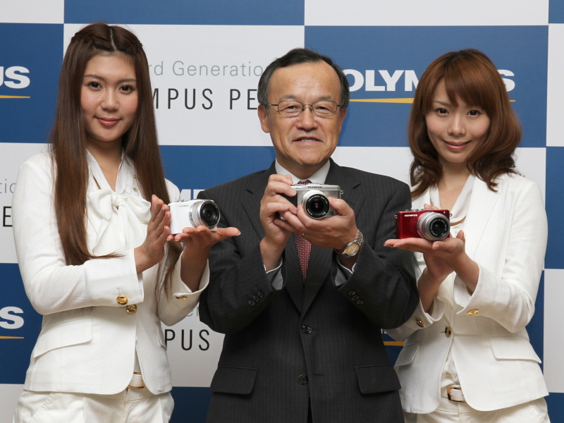 <b>中央でE-P3を手にしているのはオリンパスイメージング代表取締役社長の高山修一氏</b>