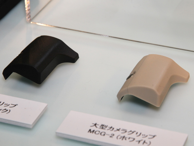 <b>交換グリップは望遠レンズなどの使用時に向けた厚みのあるものも用意する</b>