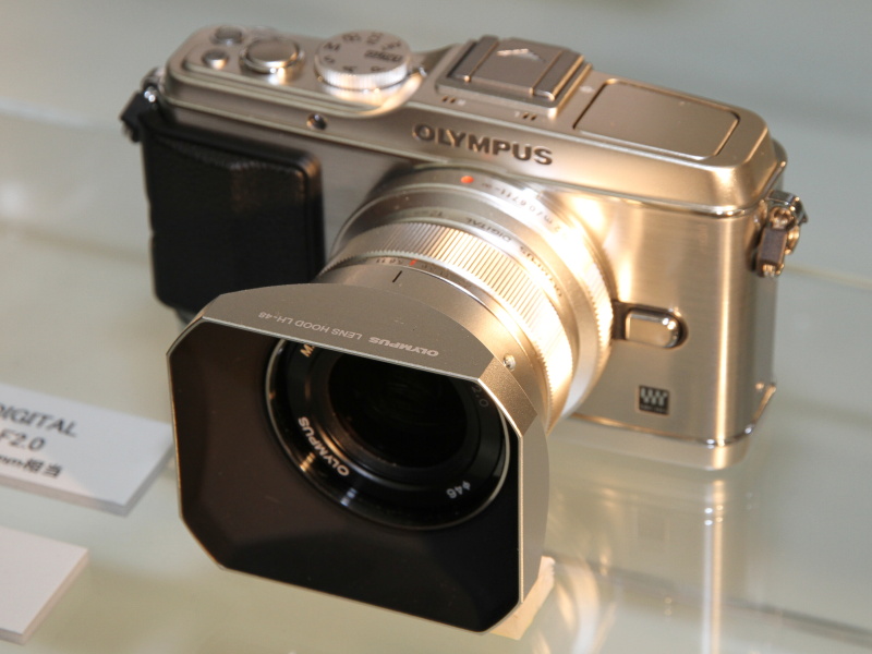 <b>別売のレンズフードを装着したところ</b>