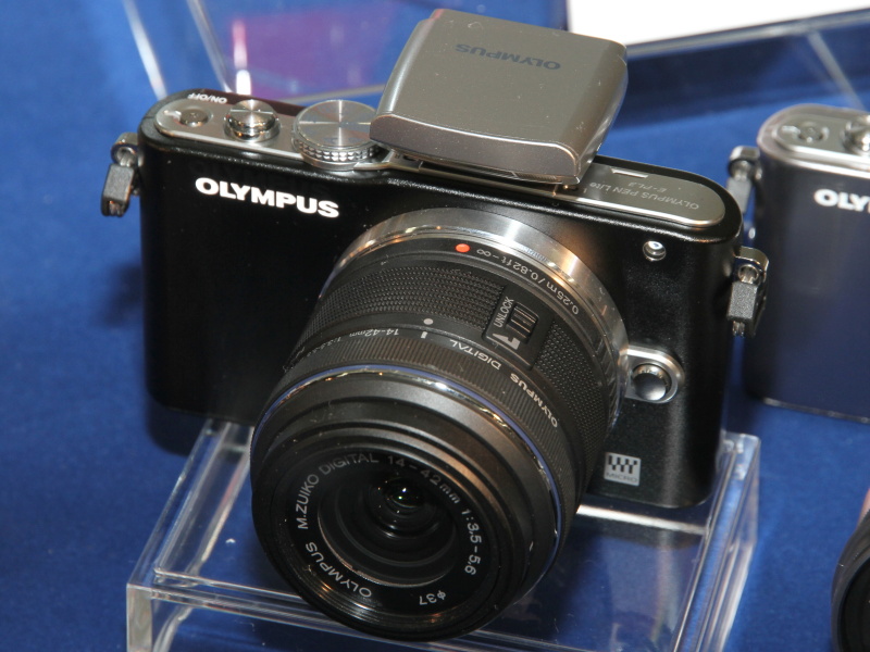 <b>ブラックに着脱式ストロボを装着</b>