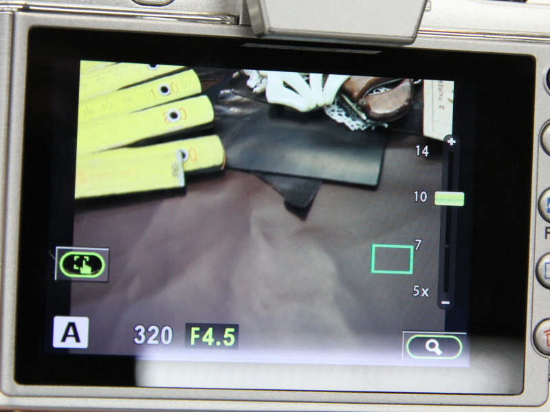 <b>タッチ操作で拡大ポイントを指定し、右下のルーペボタンで拡大する。拡大率のスライダーを動かすと、枠のサイズが変わる</b>