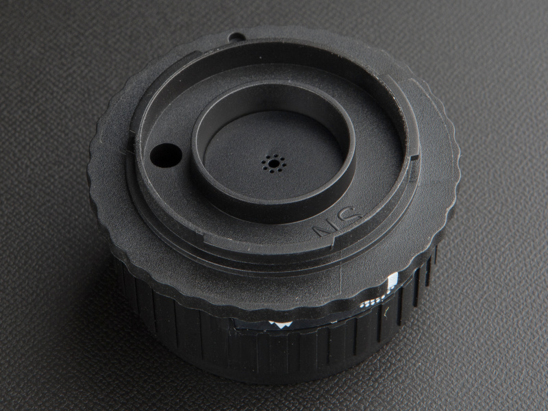 <b>ブラックコーナーエフェクターは絞りの周囲に小さな穴が空いている。これが周辺光量落ちを再現する</b>