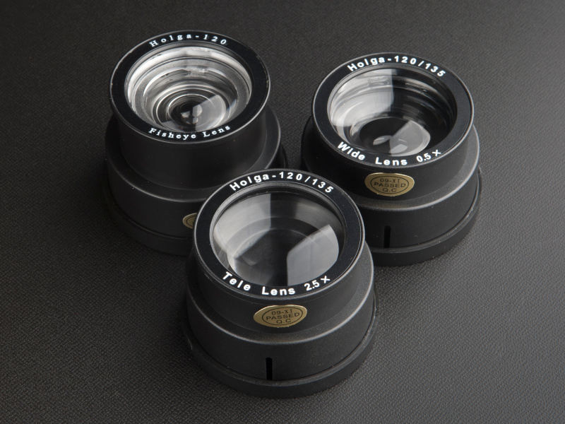 <b>ホルガ用のコンバージョンレンズが装着できる。左からフィッシュアイ、望遠、広角だ</b>