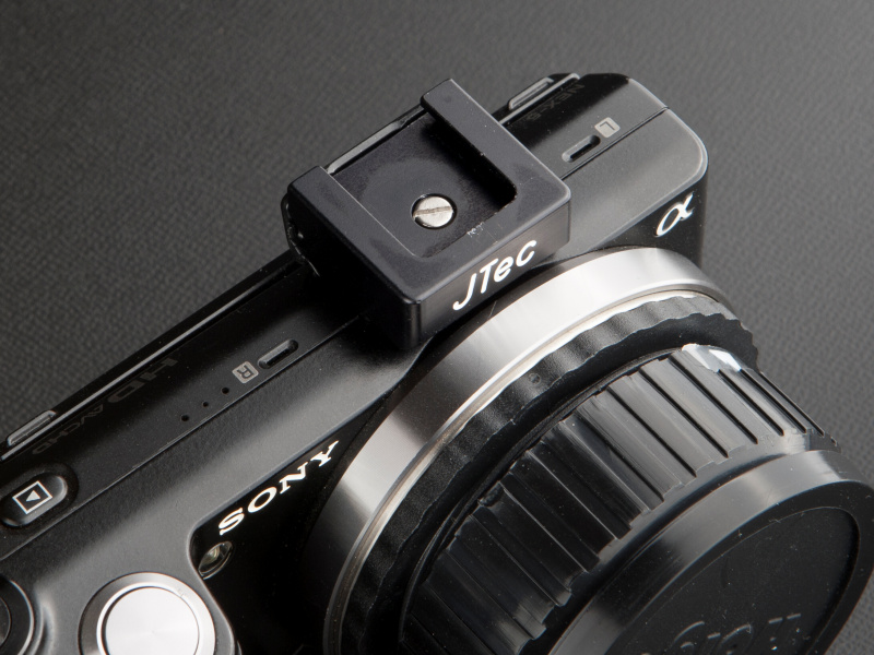 <b>中央のネジを締めてNEX-5に固定する。価格は59.95ドル。ブラックとシルバーを用意する</b>