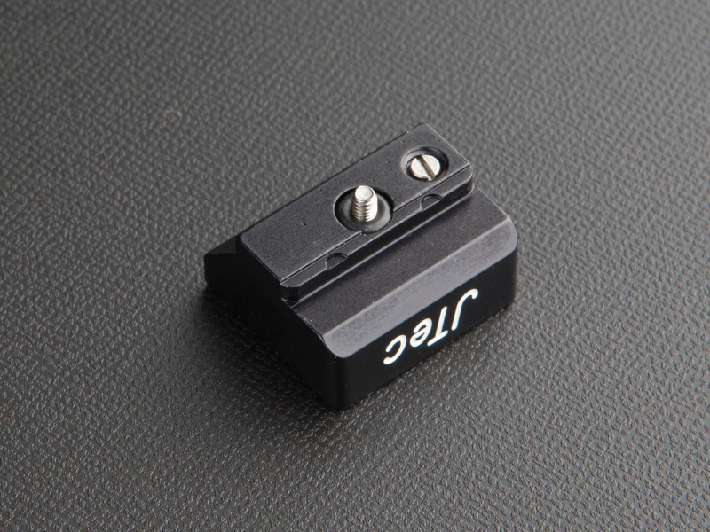 <b>ファインダーの取り付けがゆるい場合は、裏面のネジで締め付け具合を調節できる</b>