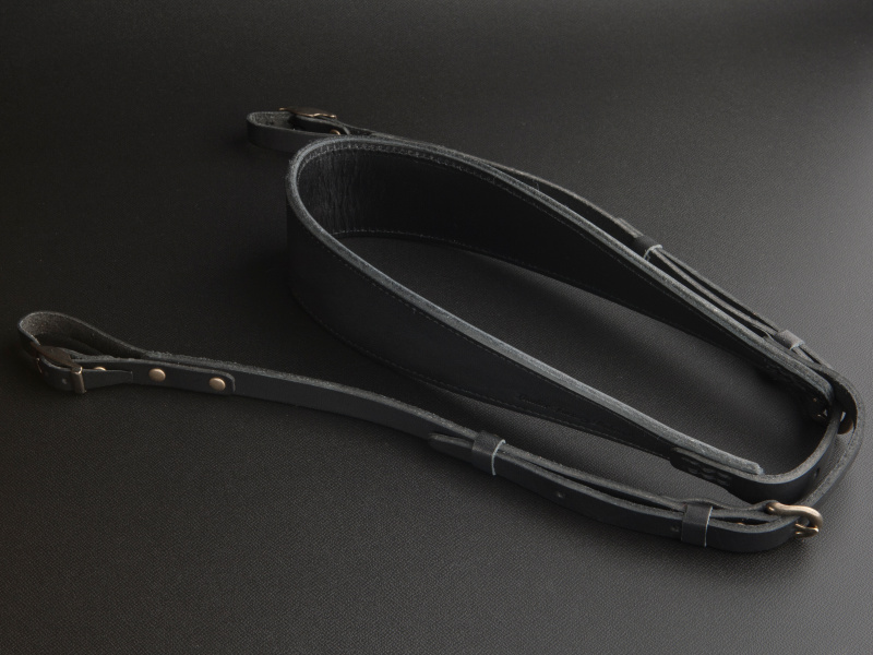 <b>Roberuのヌメ革カメラストラップ（ブラック）は8,925円。同タイプのキャメルもある</b>