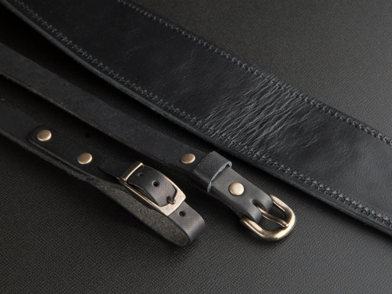 <b>肩当ての裏側には色止めした革が貼り付けてある。夏場でも安心して使えるだろう</b>