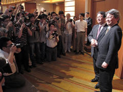 <b>会場には多くの報道陣が詰めかけた</b>