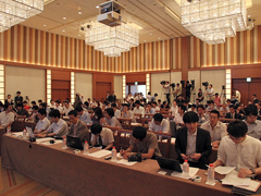 <b>会場には多くの報道陣が詰めかけた</b>