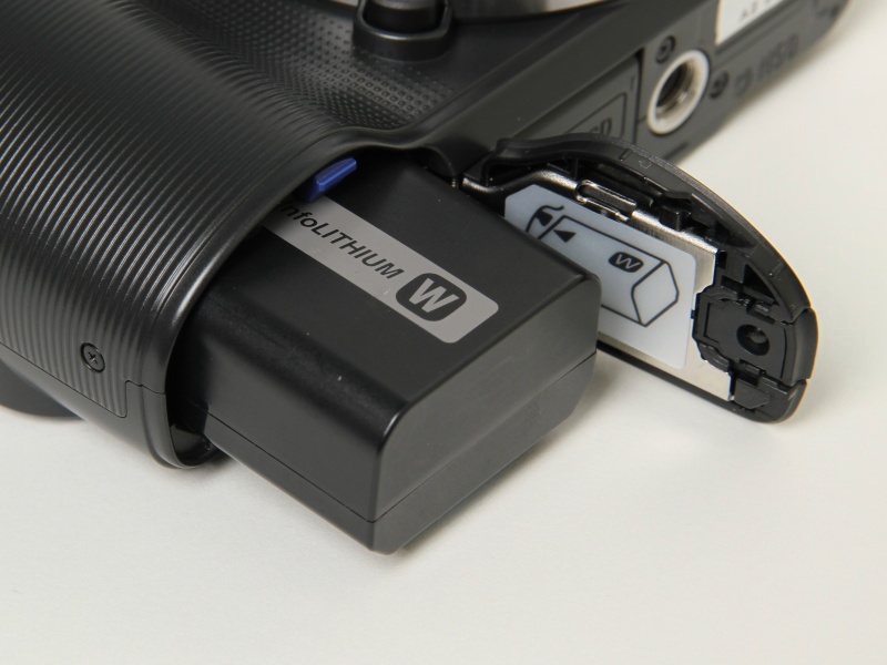 <b>バッテリーは今までと同じNP-FW50。撮影可能枚数は、NEX-3の約330枚から約400枚に増えた</b>